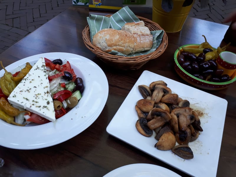 Griekse salade en gebakken champigons - Athene's Olijf, Delft