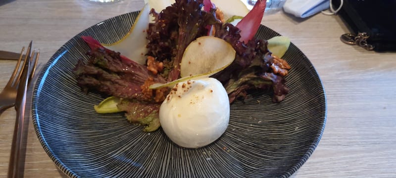 Burrata accompagnée de trevise, endives rosée, noix.  - Fire - Hotel W Barcelona, Barcelona