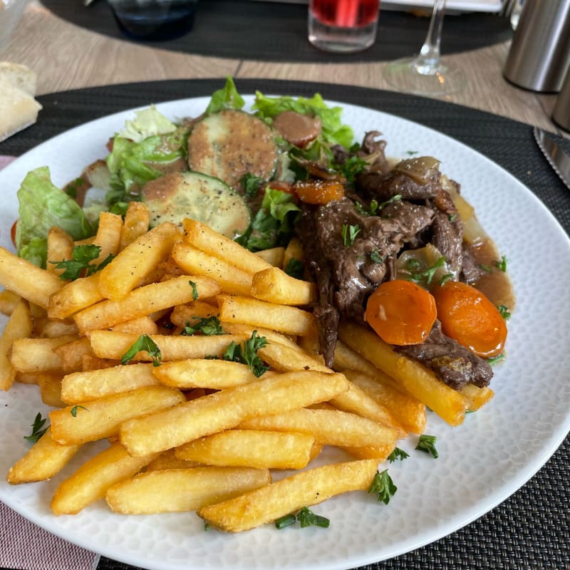 Viande de qualité ´suivie de salade et carottes ´le choix des légumes et parfait ´ - Le French Corner (by Residhome)