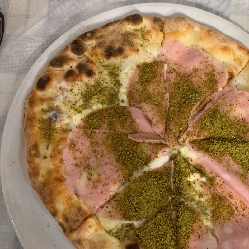 Ottima pizza con mortadella e pistacchio, abbinamento di sapori eccezionale! - Trattoria la Ferla