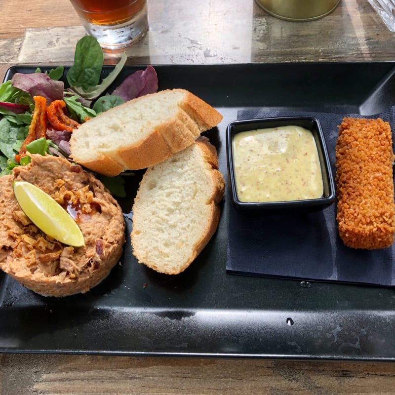 Heerlijke tonijnsalade met een lekkere ( gemalen) garnalen kroket.  - De Branderij, Groningen