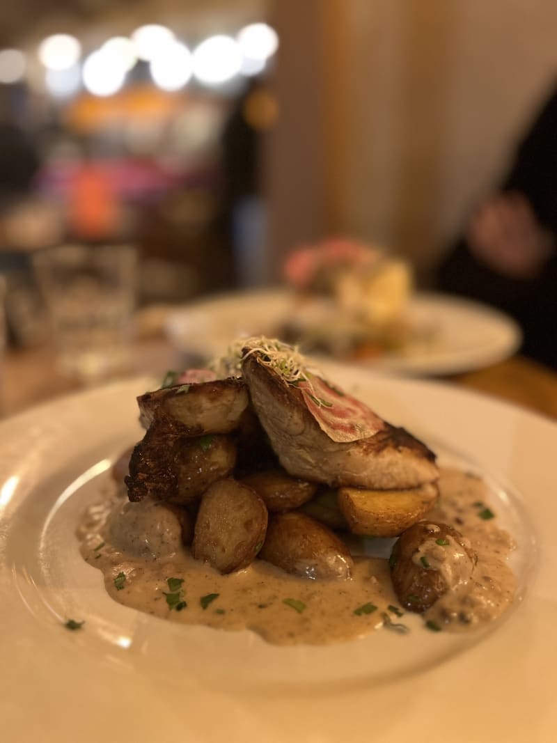 La Petite Place, Paris