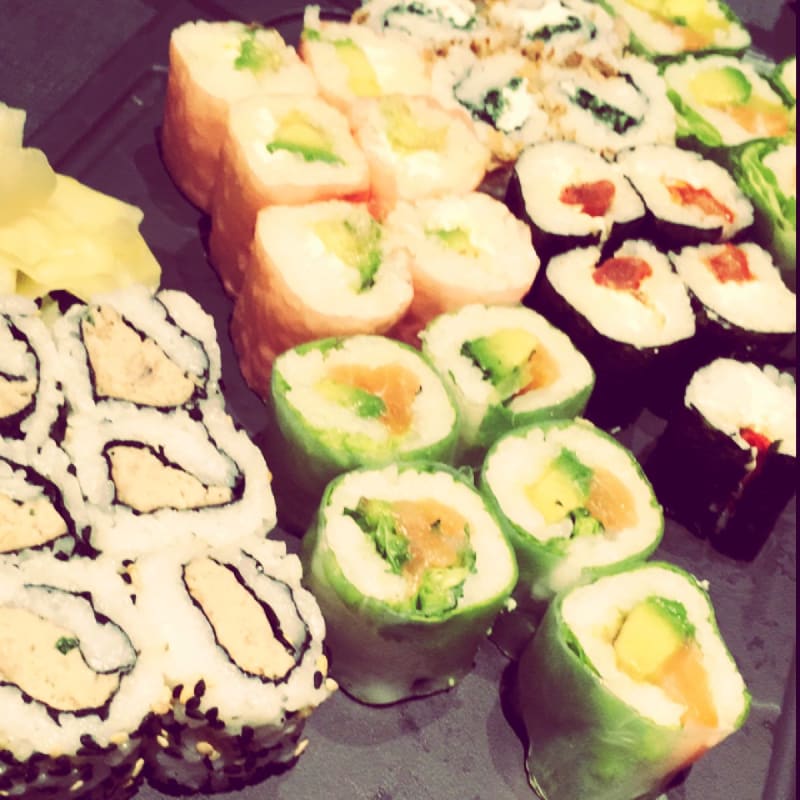 Le plateau maxi roll en base agrémenté des nouveaux makis chèvres roquette et oignons frits et des makis green mangue thon radis jaune : trop bon !!!!!! - Sushi's Robertsau, Strasbourg