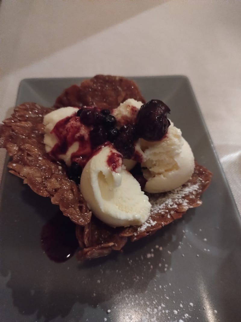 Cestino di pasta di mandirle con gelato alla vanilla e frutti di bosco - Locanda do Pazzi, Perugia