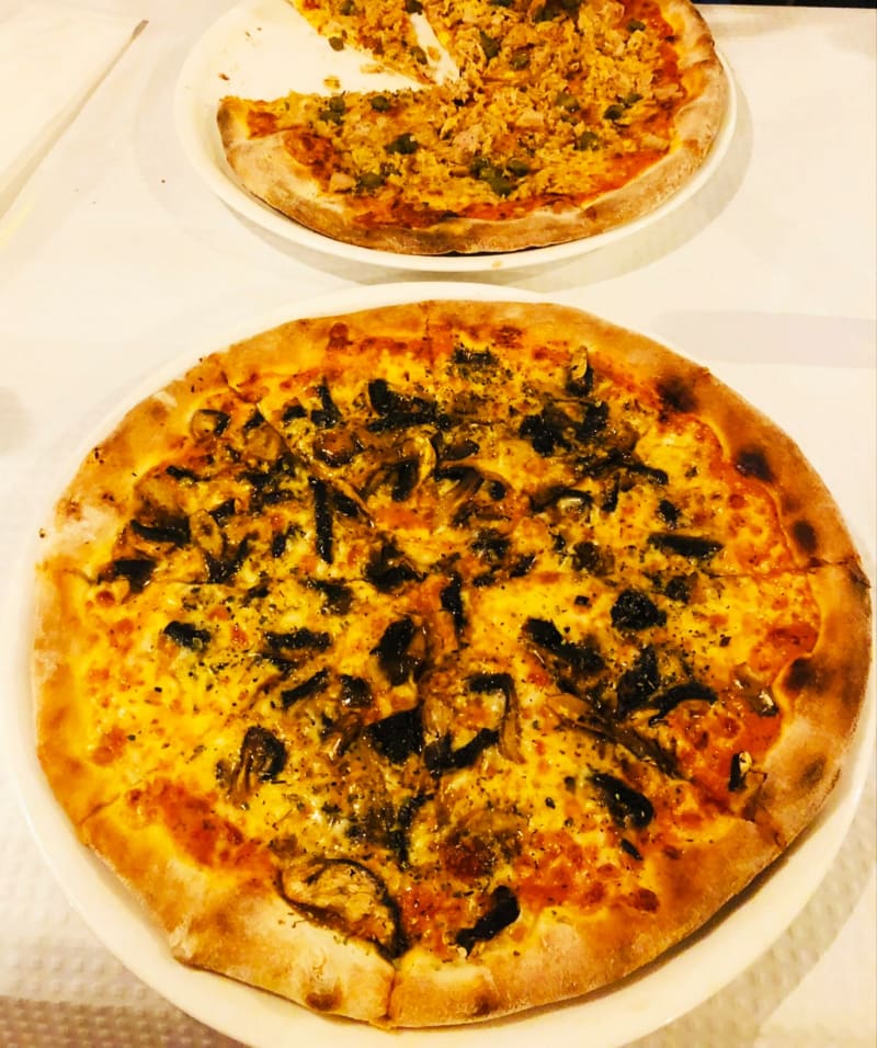 Pizza ai funghi + pizza al tonno e capperi - Chequers Bar & Restaurant, Cascais