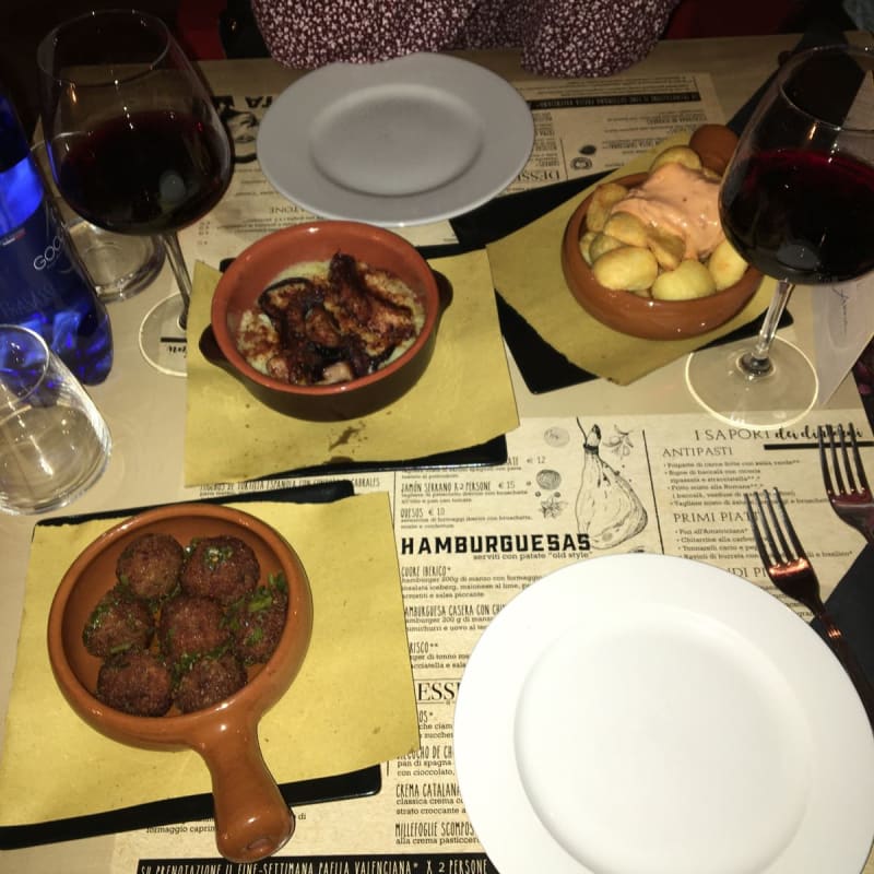 patatas , polpo grigliato con paprika e purè di patate e in fine polpette di carne fritte con spezie - TaVì, Civitavecchia