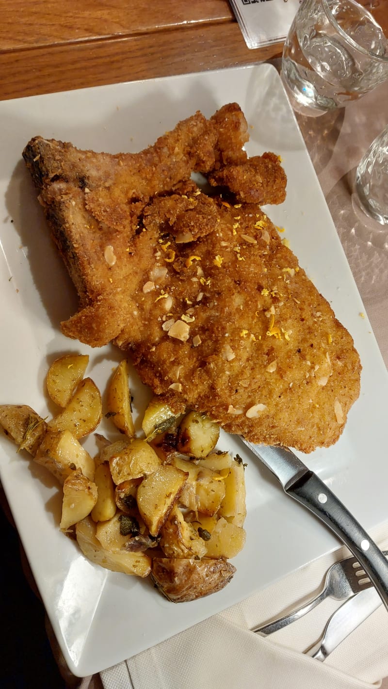 Cotoletta alla milanese sbagliata con mandorle e zeste d’arancia, e patate - Castelli Gourmet, Milan