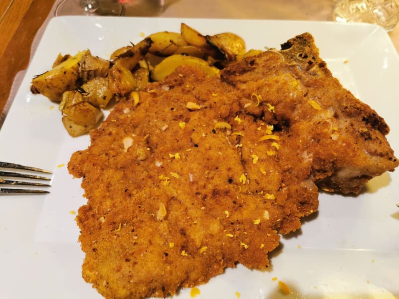 Cotoletta alla milanese sbagliata con mandorle e zeste d’arancia, e patate - Castelli Gourmet, Milan