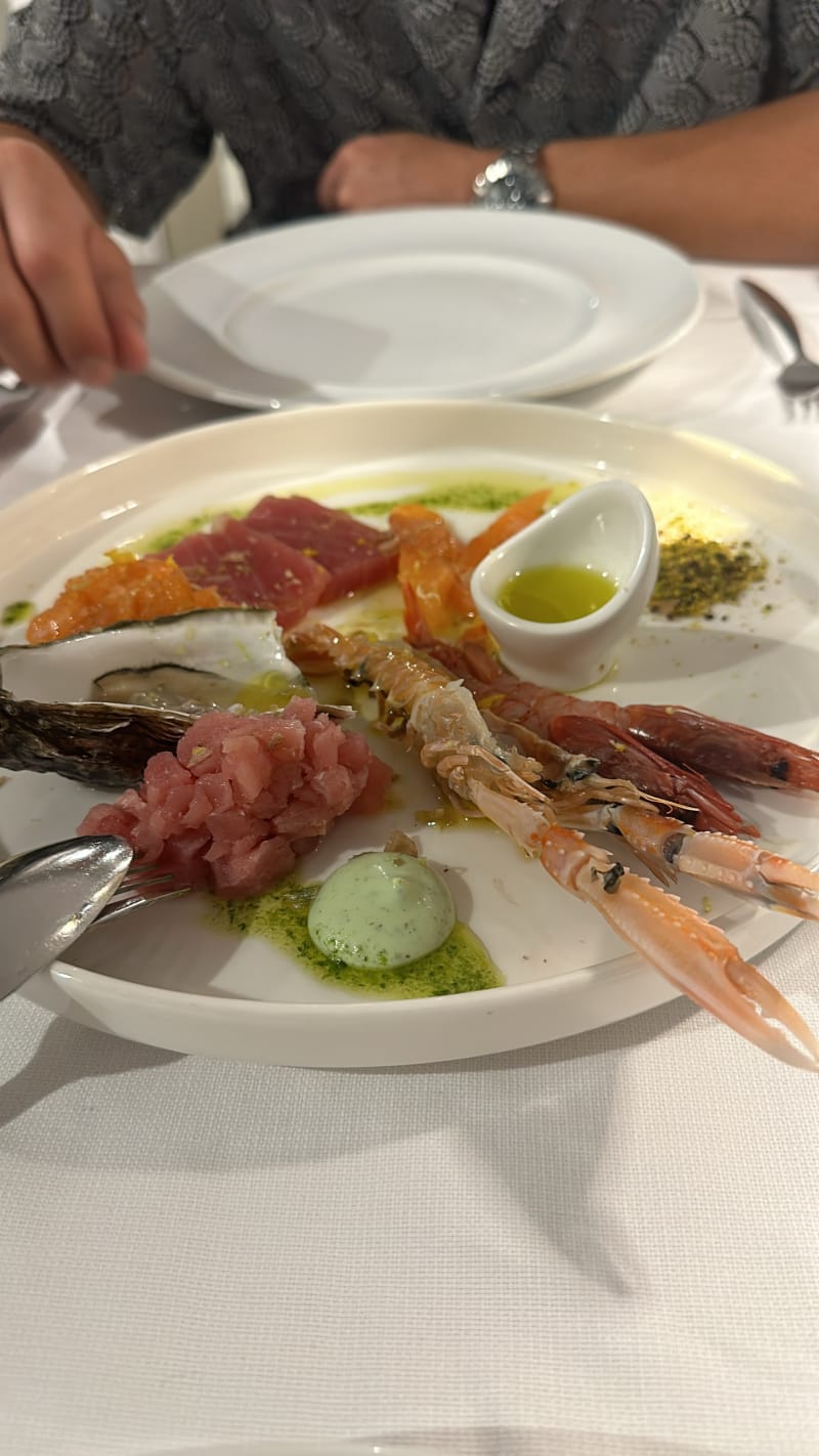 “La parmigiana di mare” con melanzane e pesce spada leggermente affumicato su vellutata di maiorchino - L'Arco dei Cappuccini, Taormina