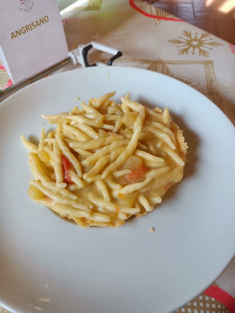 Trofie ( pasta fresca ) con patate e provola servite in cialda di parmigiano - Agriturismo La Caffettiera