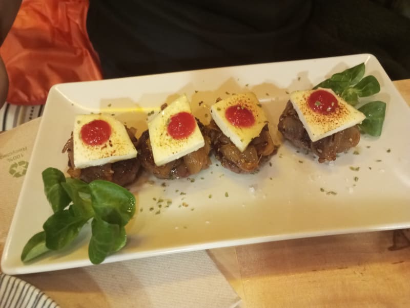 Mini burgers con cebolla caramelizada y queso de cabra - Macflai, Barcelona