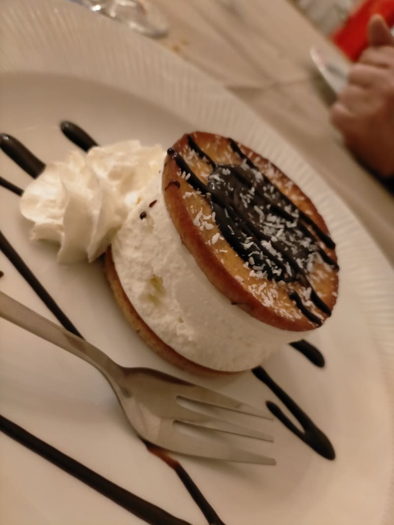 tortino cocco con cuore morbido di nocciola - Nakupenda restaurant