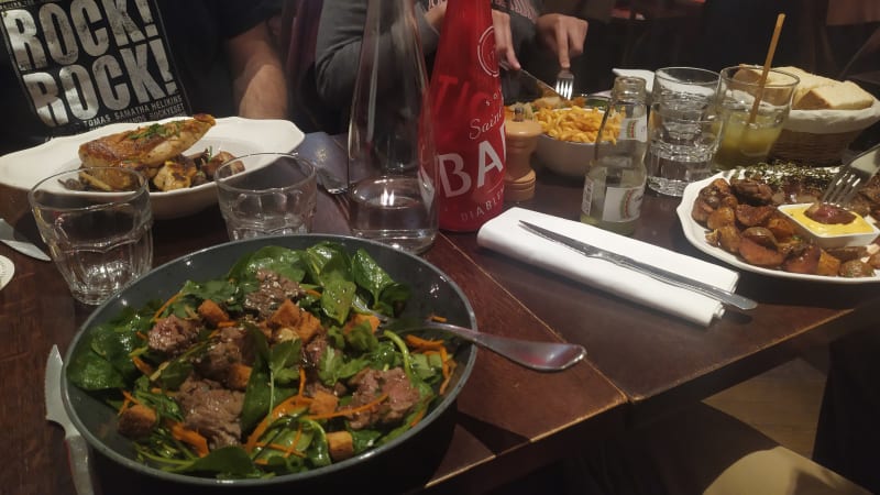 Salade Bangkok, upreme de poulet, carpaccio de truite et pavé de boeuf et de magnifiques frites - Baroche Café Brasserie, Paris