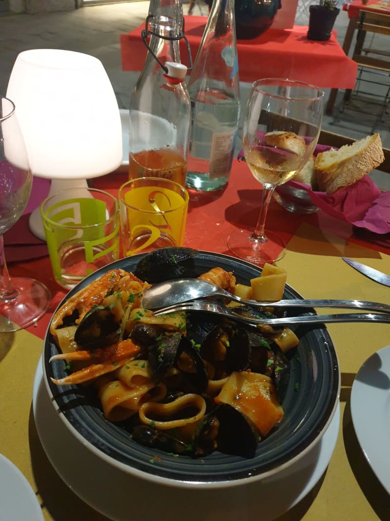 calamarata con pomodoro, gamberi, seppie e cozze - Papavero, La Spezia
