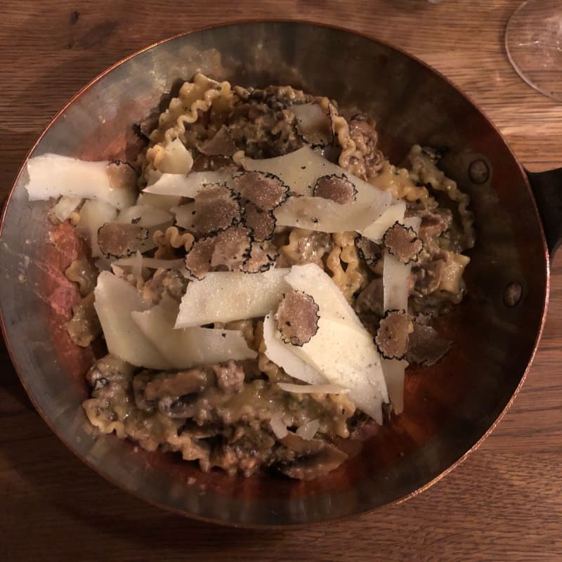 Servies dans une casserole c’est très original ! Pour les amoureux de truffes vous pouvez y aller les yeux fermés, un délice ! - Bastardo Tonneliers, Strasbourg