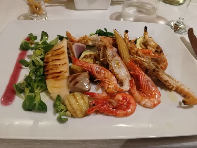  Grill di pesce misto (gamberoni, aragostelle, seppia e tonno) - Tenuta Caminata