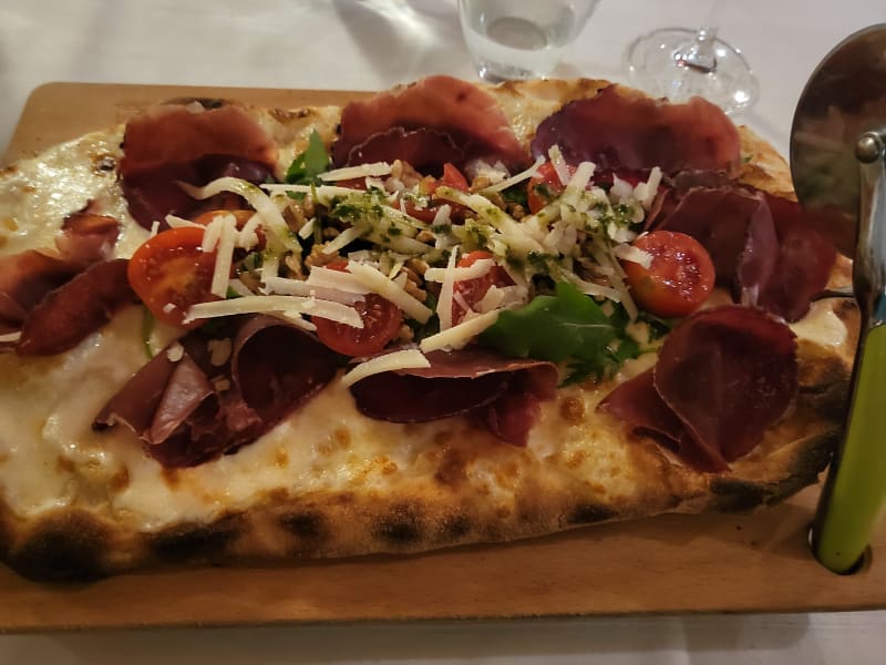 Pinsa Valtellina (bresaola, pomodorini, grana, rucola, noci, mozzarella) - Viridian Restaurant & Gourmet Pizza