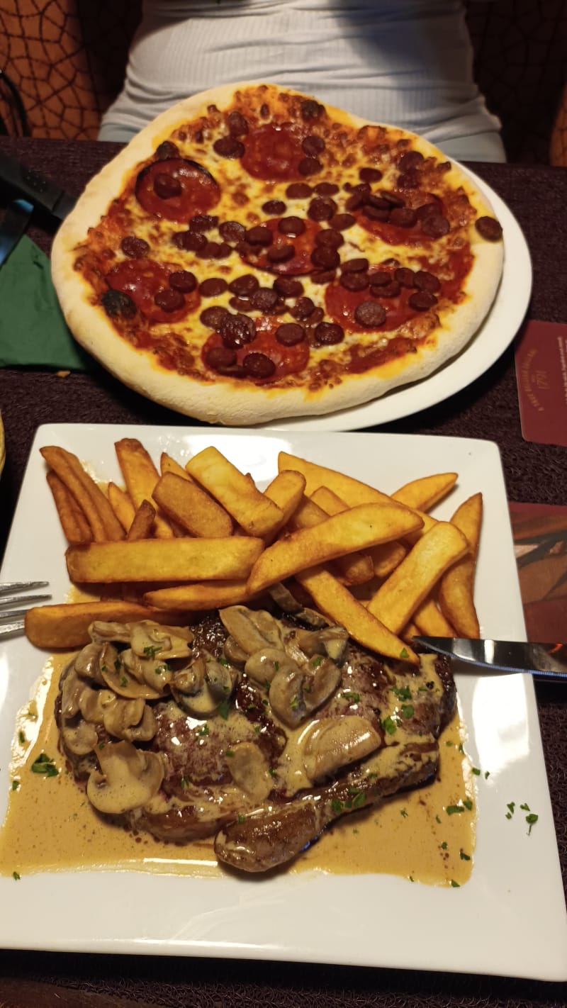 Faux filets accompagnés de frites et pizza calbrese excellent  - Le Bartholdi, Strasbourg