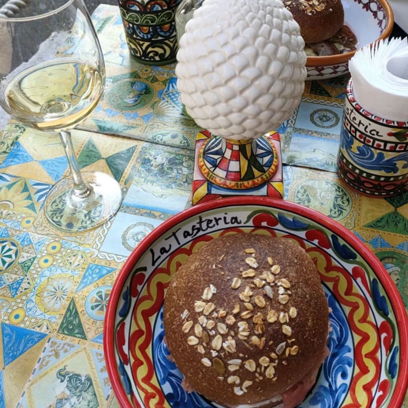 Panino con braciole tipiche toma e maionese al peperoncino - La Tasteria - Eccellenza Siciliana - Milano, Milan