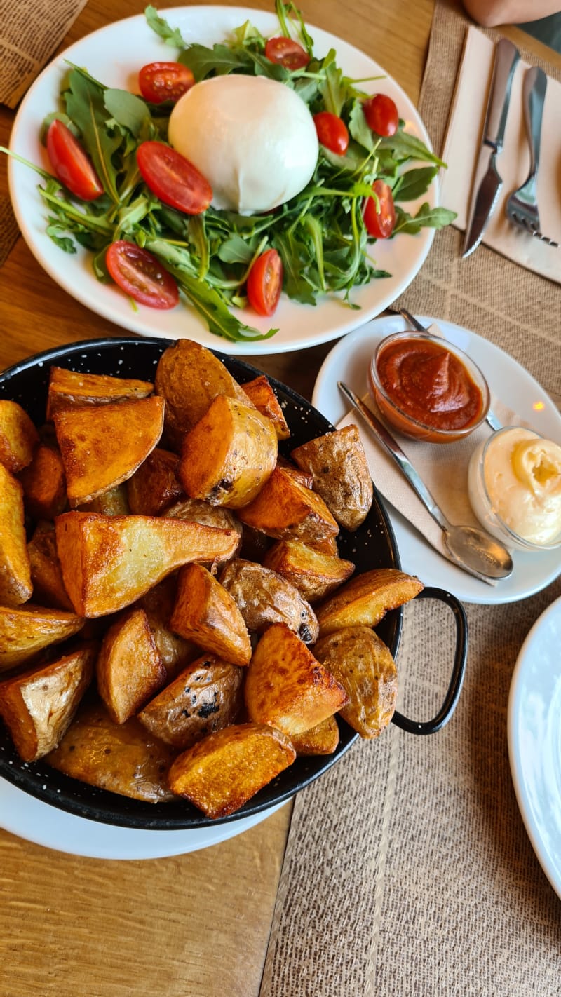 Burata en patatas bravas - Listo Paral·lel, Barcelona