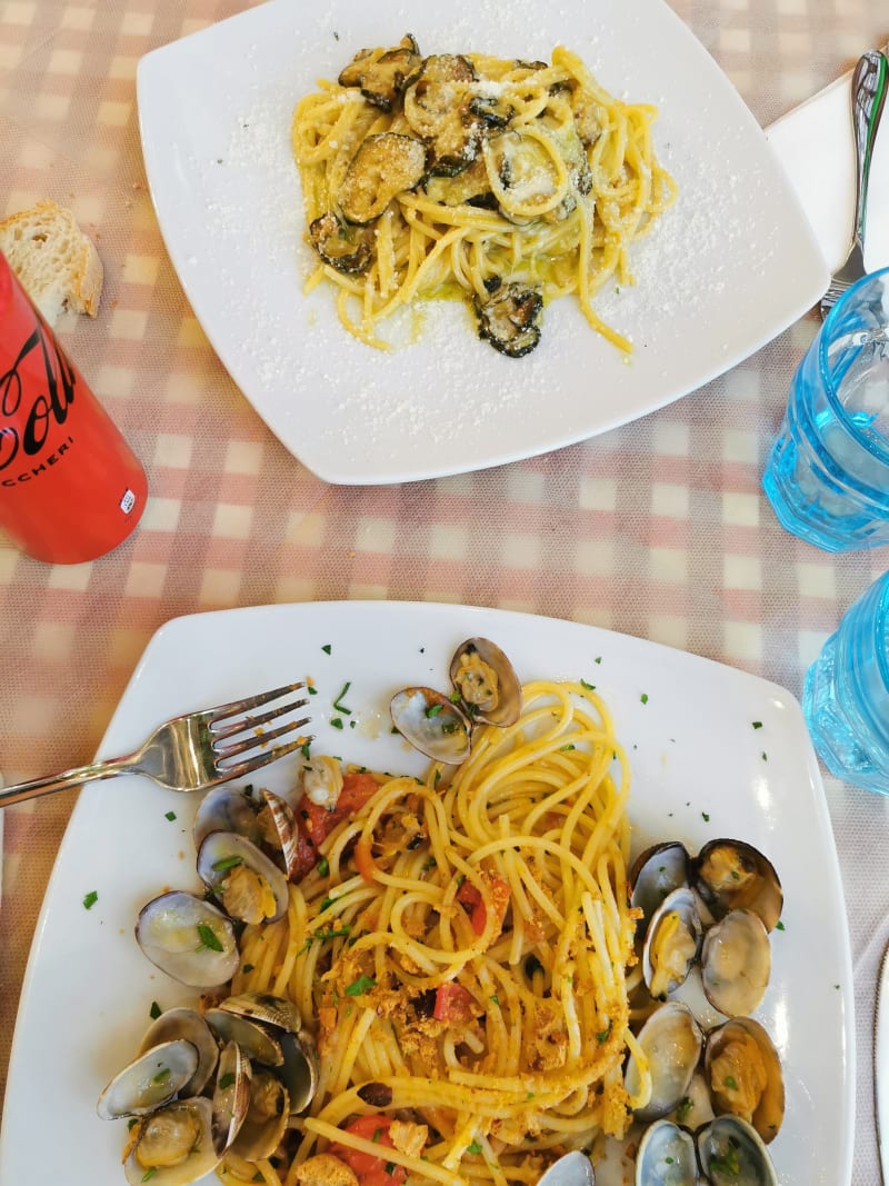 Spaghetti vongole e taralli e spaghetti zecchine e provola - Addu Fratemo - Trattoria e Pizzeria, Naples