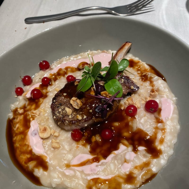 Risotto alle nocciole del Piemonte con ribes e costoletta di cinghiale. Ottimo!!! Michela te sapientemente ogni minimo sapore dolce croccante e acido... - COSMO