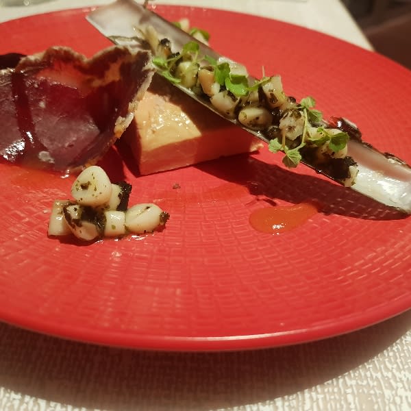 Foie gras fumé, couteaux et algues fraiches, pain fumé et cecina de Leon - Les Tourelles, Pornichet