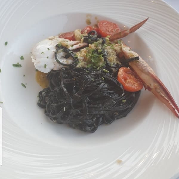 Tagliolini al nero di seppia con granchio fresco - La Cantina del Mare, Marina di Campo