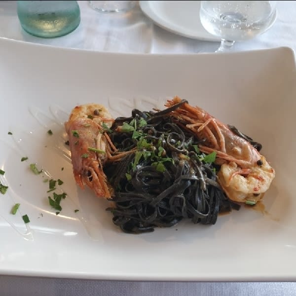 Tagliolini al nero di seppia con gamberi lime e pepe verde - La Cantina del Mare, Marina di Campo