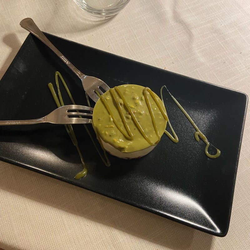 Base biscotto, crema tipica della cheesecake e topping al pistacchio - La Reggia di Ostuni, Ostuni