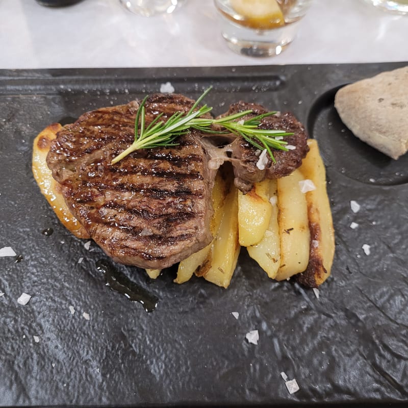 Filetto di vitello ai ferri con patate al rosmarino e olio aromatico - La Reggia di Ostuni, Ostuni