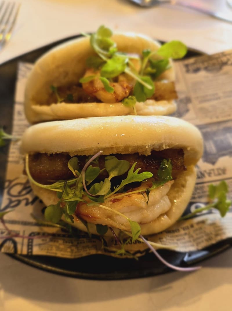 Pan bao con panceta confitada y langostinos (2 u.) - Urbisol