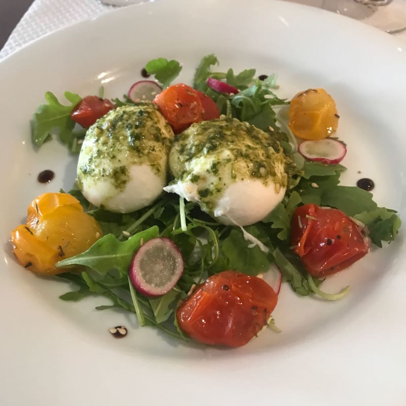 Burratina , salade de tomates cerises et roquette. - Brasserie La Tour, Paris