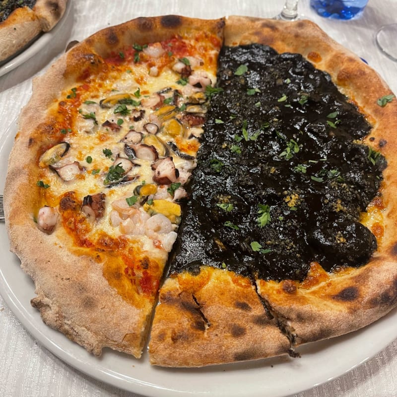 Pizza al nero di seppia e ai frutti di mare - Al Vecchio Mulino, Modica