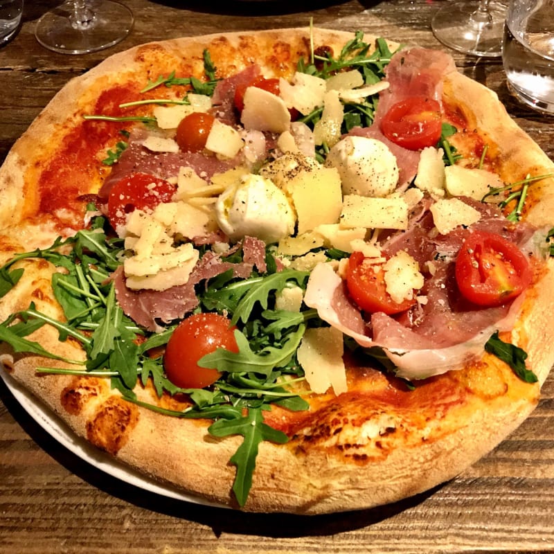 Richement garnie avec une pâte moelleuse et croustillante. - Boccalino, Lausanne