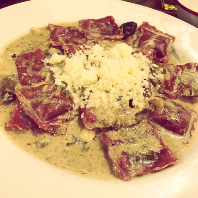 Ravioli de Carne estofada al vino tinto con salsa de Fungi  - Tucco Real Food Born, Barcelona