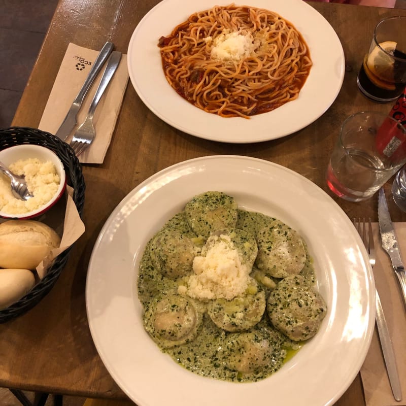 Muy buena la pasta, de calidad y las salsas increibles también.  - Tucco Real Food Born, Barcelona