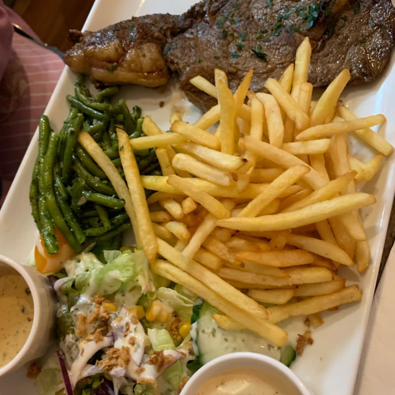 300g steak with sauce and pomes. Also salad n veggie. - Hadiqa, Strasbourg