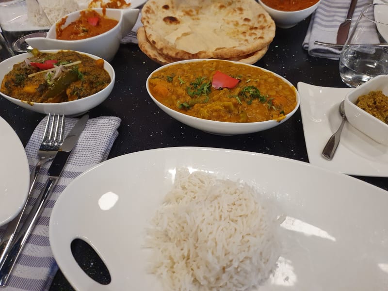 Palak paner till vänster. Vegansk rätt till höger. - Indian Garden Regeringsgatan, Stockholm