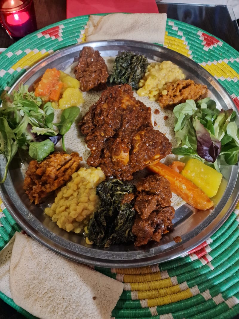 Beyaynetou (Plat Dégustation): Assortiments des viandes et des légumes) - Abyssinia Paris, Paris