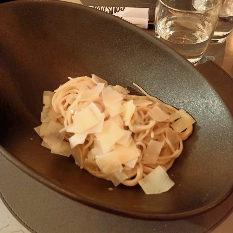 Spaghetti di ceci con burro, salvia e scaglie di grana  - Cousiná, Cagliari