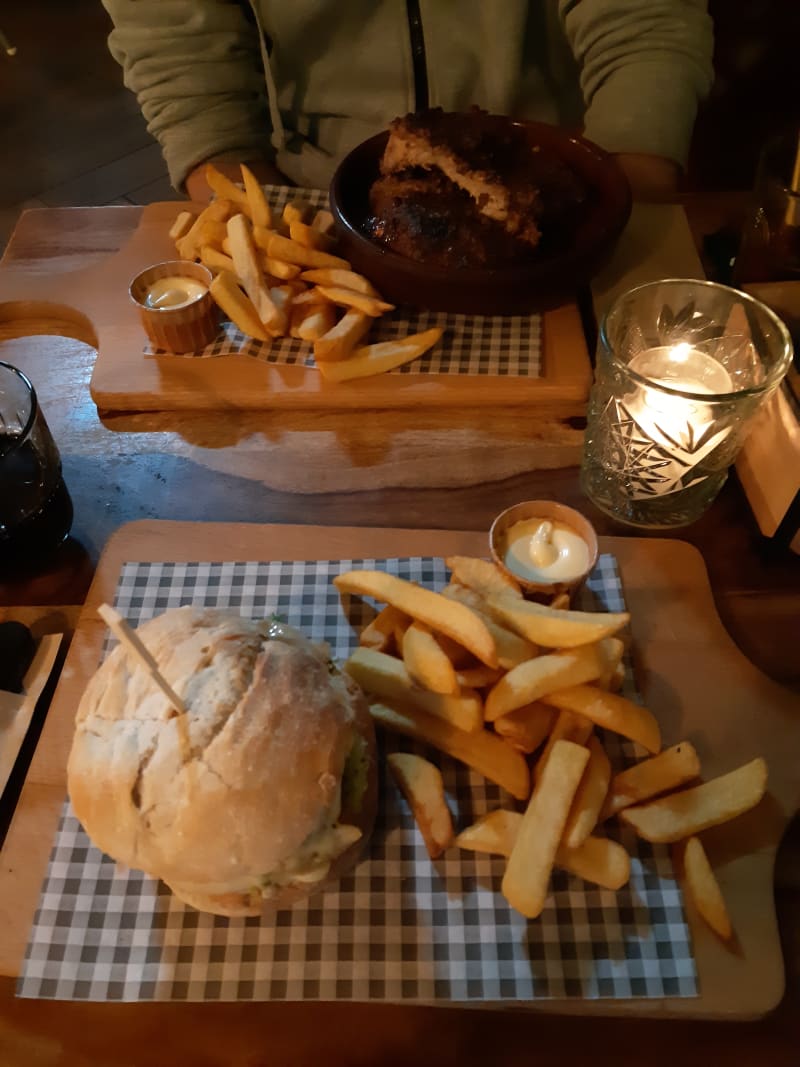 Spareribs,  kipburger - Antonio's Spakenburg, Bunschoten-Spakenburg