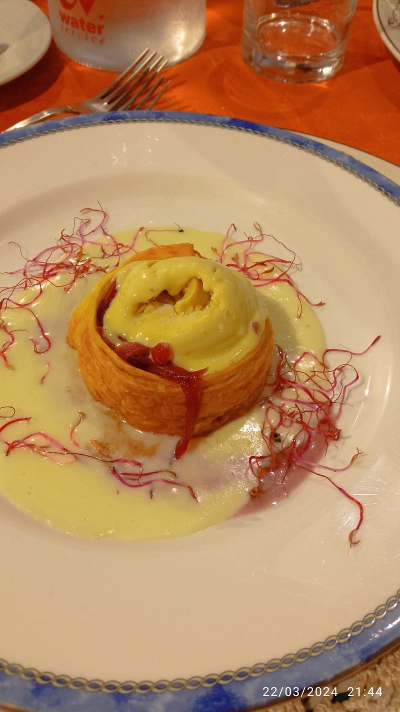 Cannolo di pastasfoglia farcito con cipolla di Tropea e fonduta di formaggi - 1396 Osteria Ponteveccio