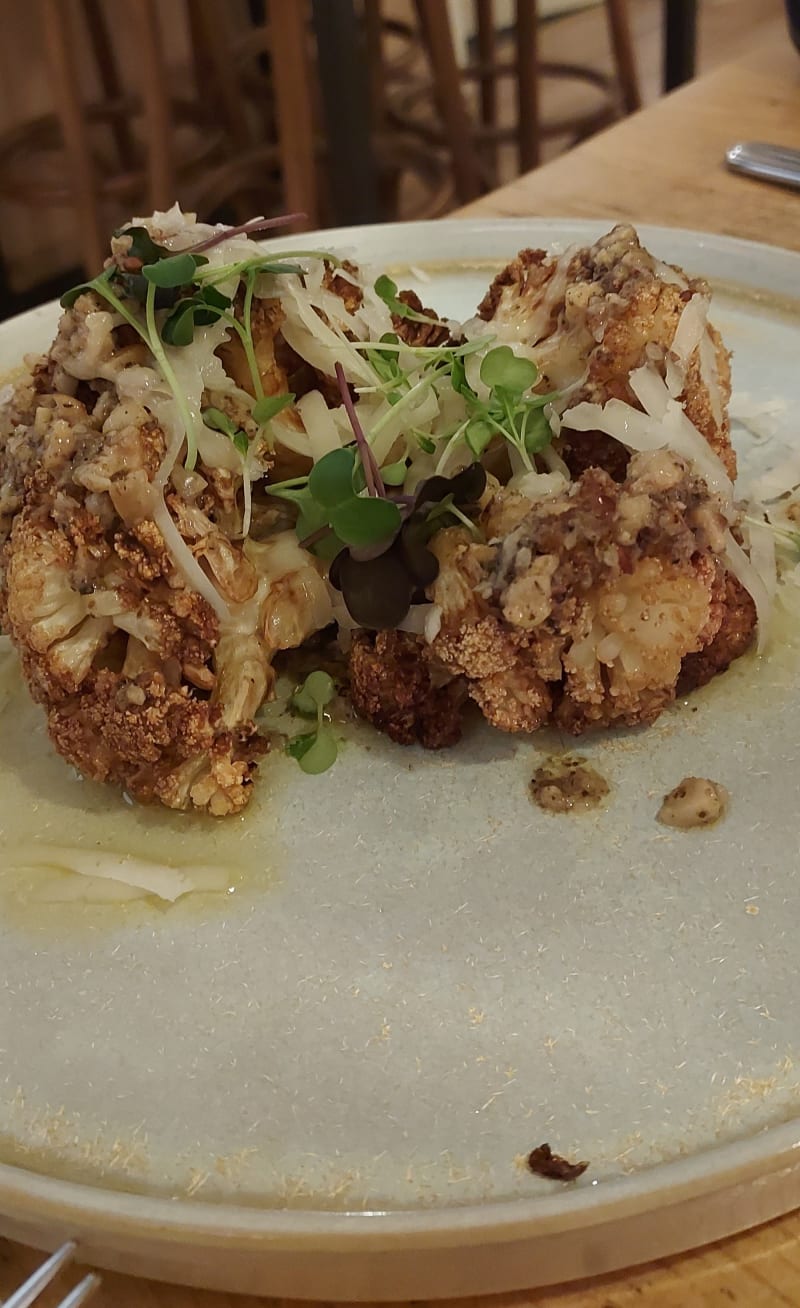 Coliflor con salsa trufa y avellanas - Cafè Floh, Barcelona