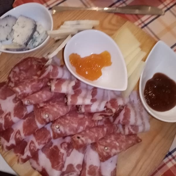 Tagliere di salumi e formsggi con confettura di albicocca pellecchiella del vesuvio - Summa Terra, Somma Vesuviana