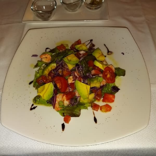 Ensalada aguacate y gambas - La Taverna del Bon Vi, Girona