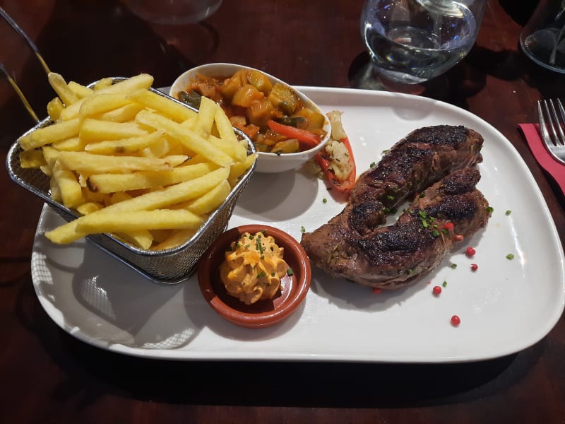 Entrecôte de cheval, frites, beurre du cher au saveurs de l'été, ratatouille  - Steakhouse Le 12