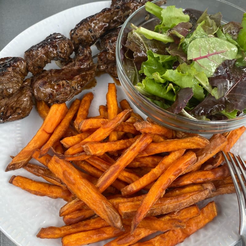 Brochettes de bœuf et frites de patates douces  - Le Pavillon Rouge, Paris