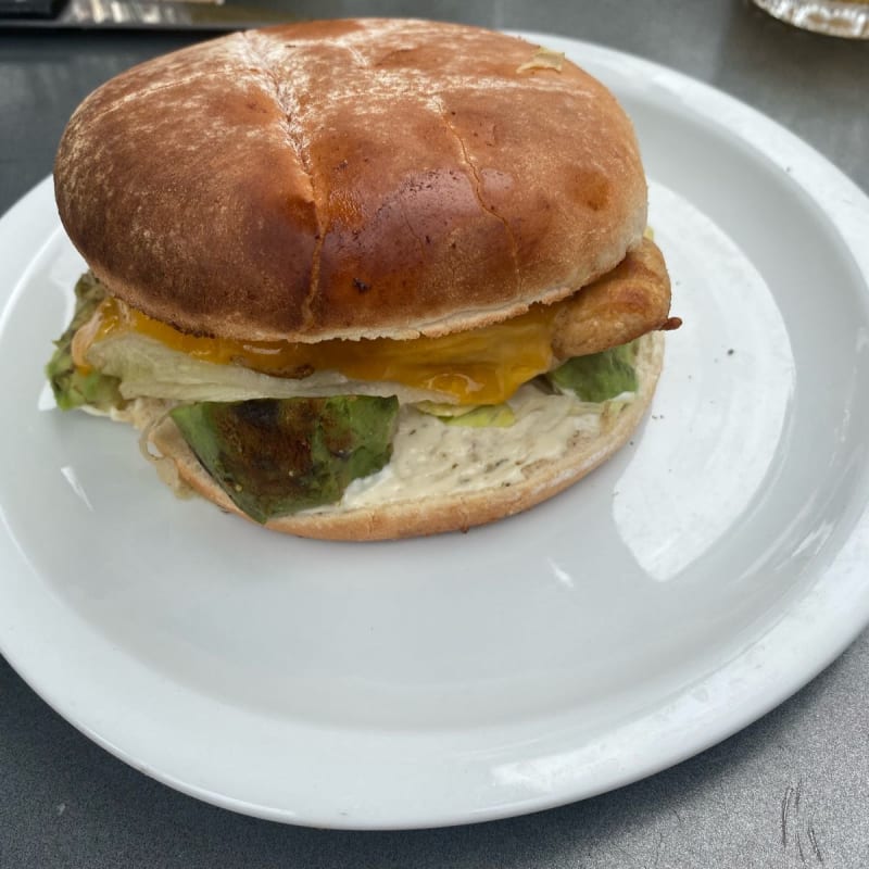 Hamburger poulet avocat sauce tartare - Le Pavillon Rouge, Paris