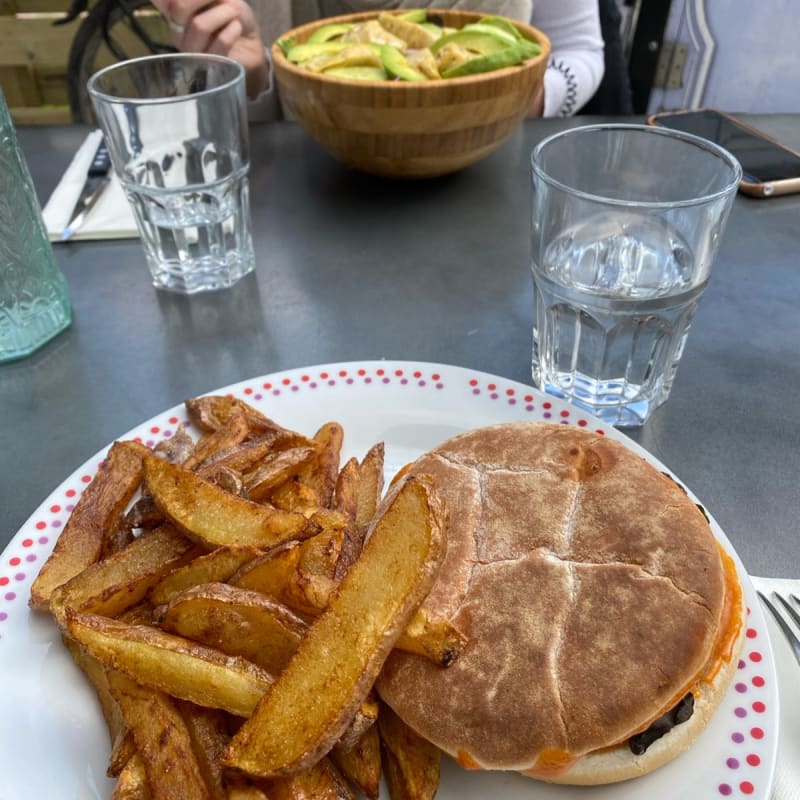 Hamburger et salade avocat/concombre/artichaut  - Le Pavillon Rouge, Paris